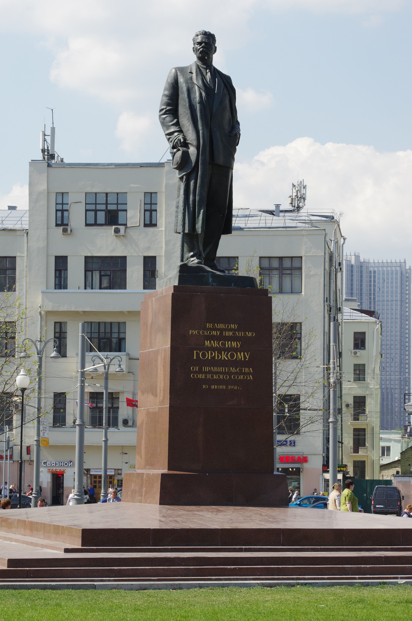 Памятник Максиму Горькому на площади Тверской Заставы