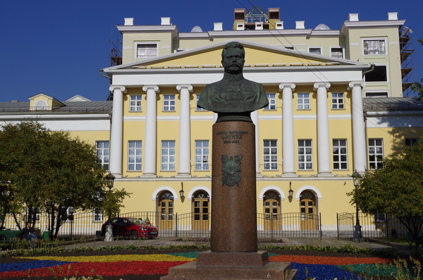 Памятник М.В. Фрунзе расположен на улице Знаменка в Москве
