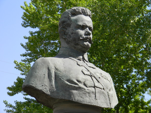 Памятник М.В. Фрунзе на улице Знаменка в Москве