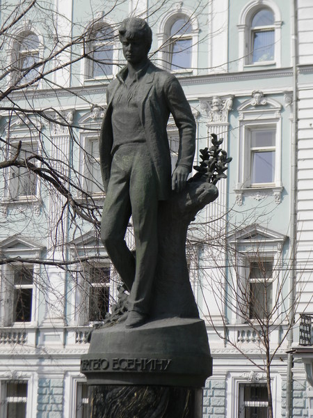 Памятник Сергею Есенину на Тверском бульваре в Москве