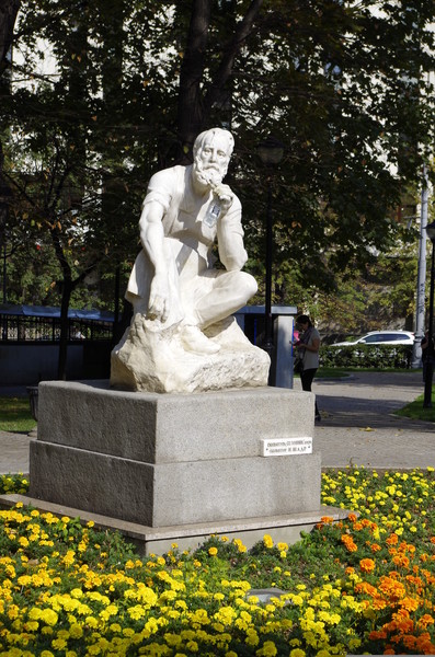 В 1929 году Иван Дмитриевич Шадр (Иванов) создал скульптуру «Сезонник»