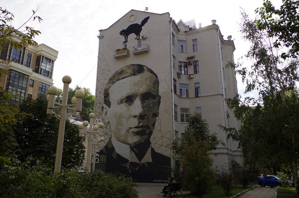 Портрет писателя Михаила Афанасьевича Булгакова на доме № 33 в Большом Афанасьевском переулке