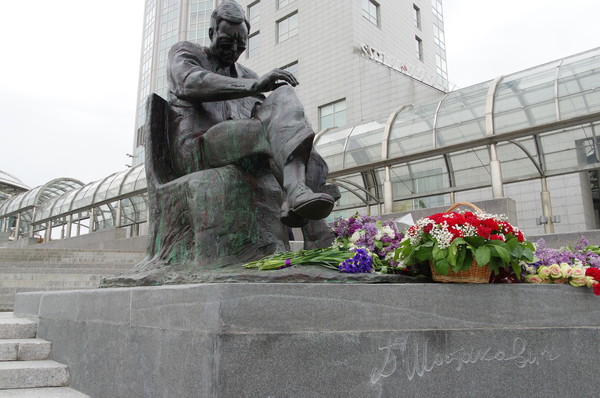 Памятник Д.Д. Шостаковичу перед зданием Московского международного Дома музыки