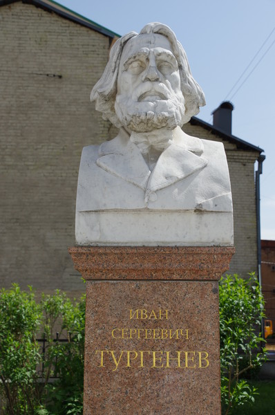 Памятник в честь Ивана Сергеевича Тургенева в Бобровом переулке