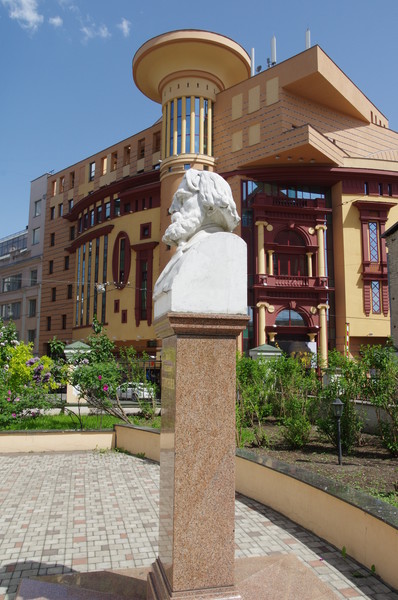 Памятник в честь Ивана Сергеевича Тургенева в Бобровом переулке