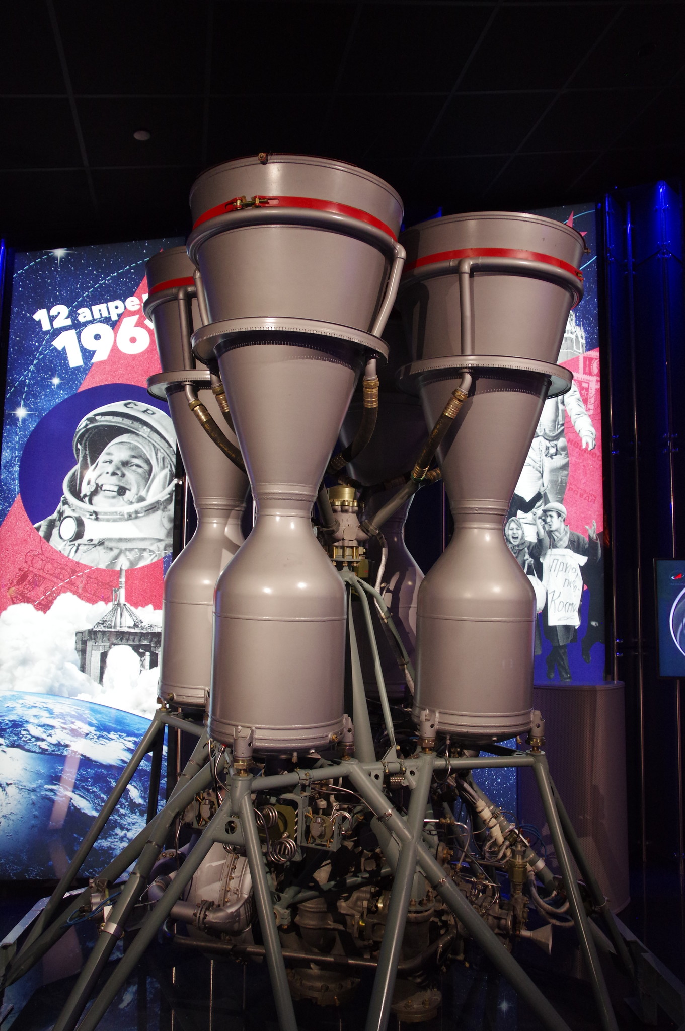 Жидкостный ракетный двигатель РД-107 для первой ступени ракеты-носителя «Восток» (Технологический дубликат). Мемориальный музей космонавтики (Проспект мира, дом 111)