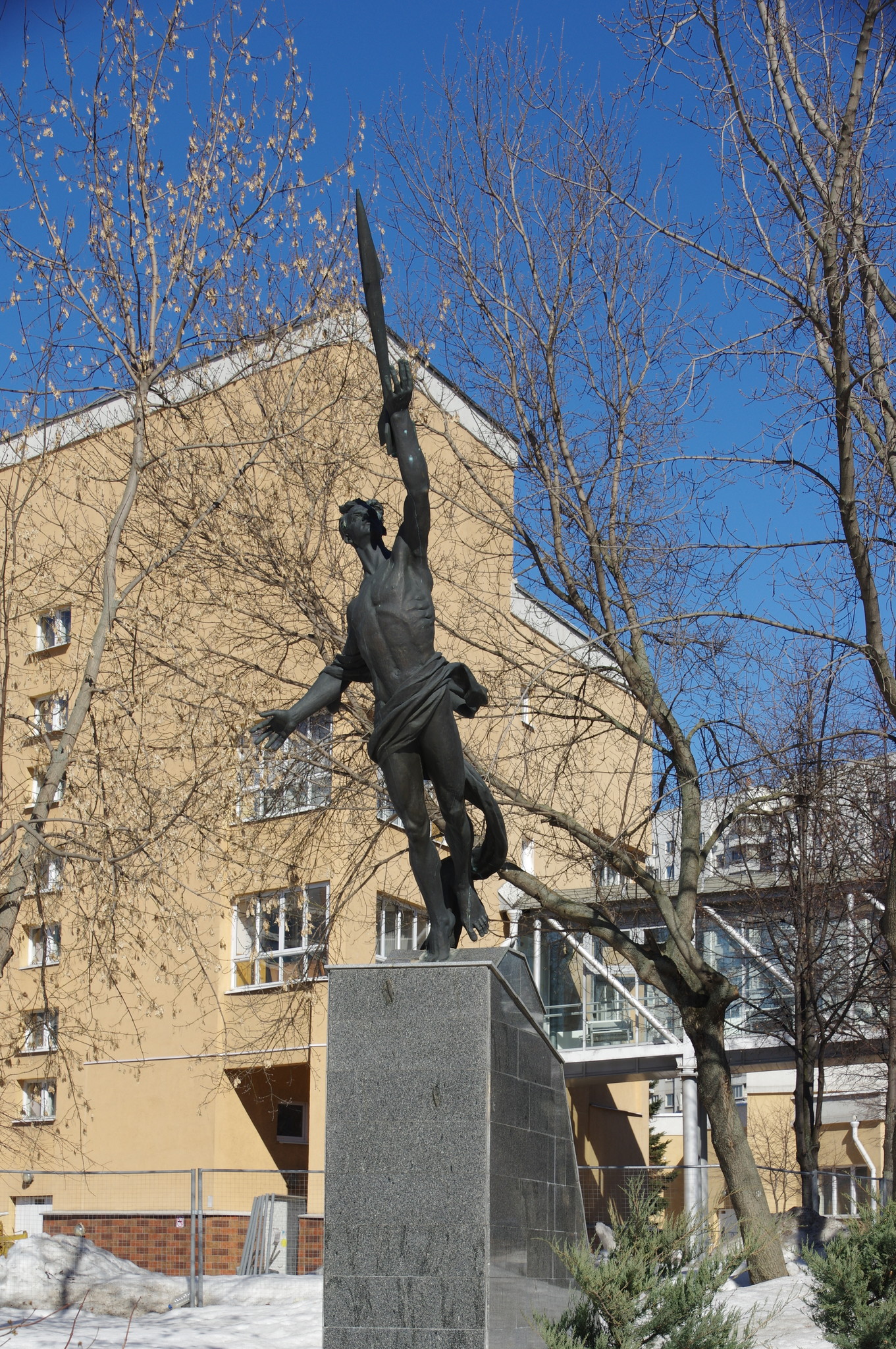 Скульптура «К звёздам» у Центрального входа в Екатерининский парк в Москве