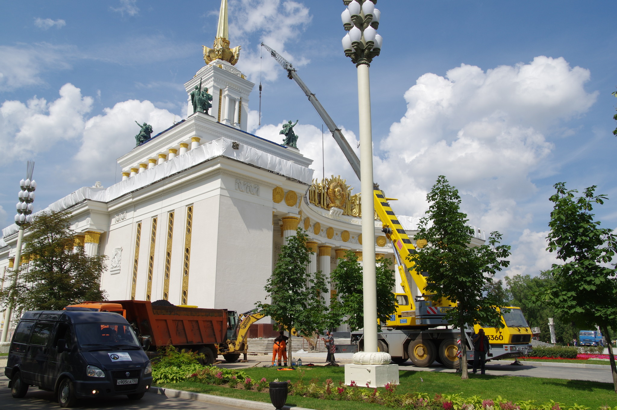 У Центрального павильона на ВДНХ