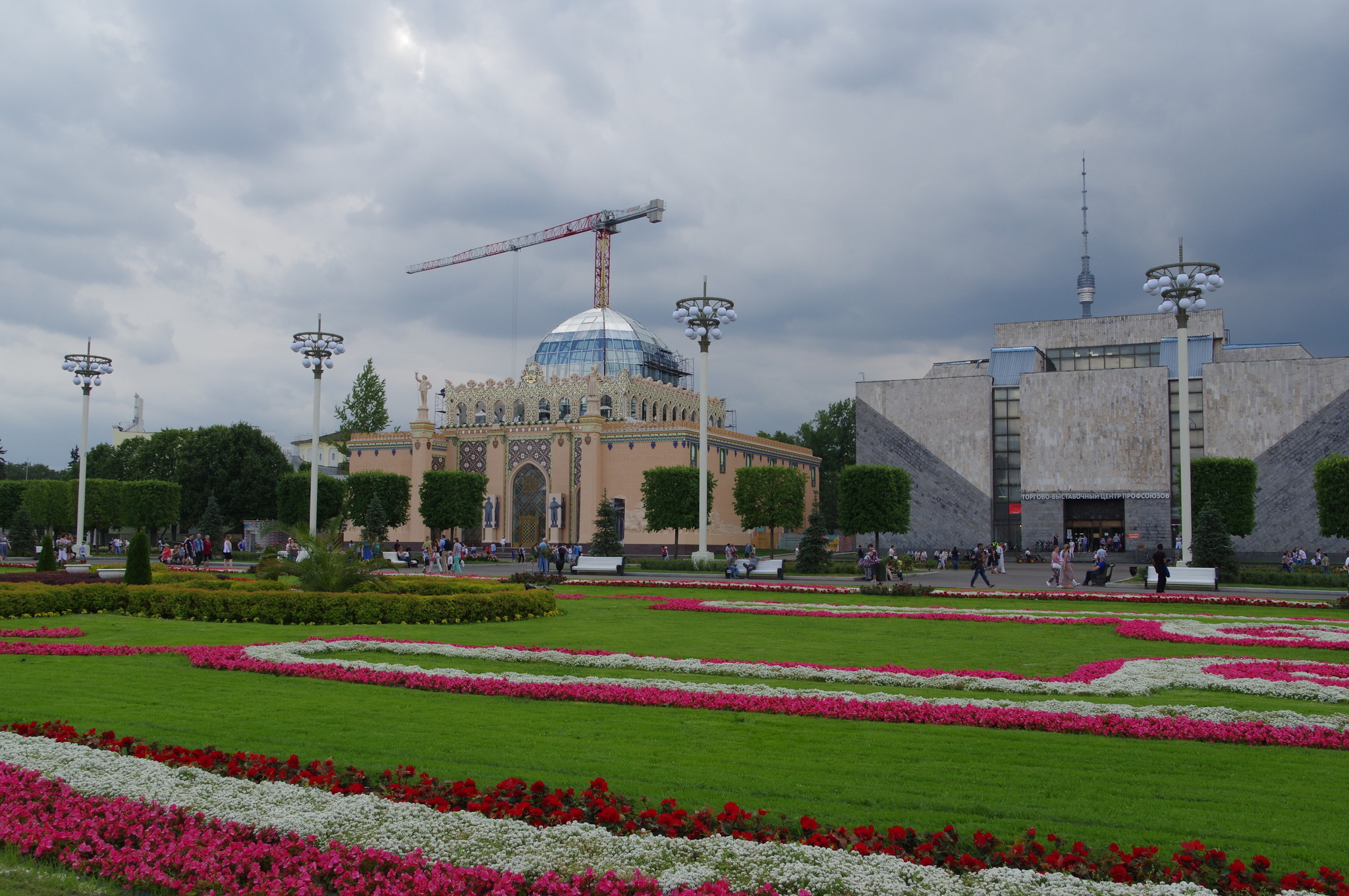 На Центральной аллее ВДНХ