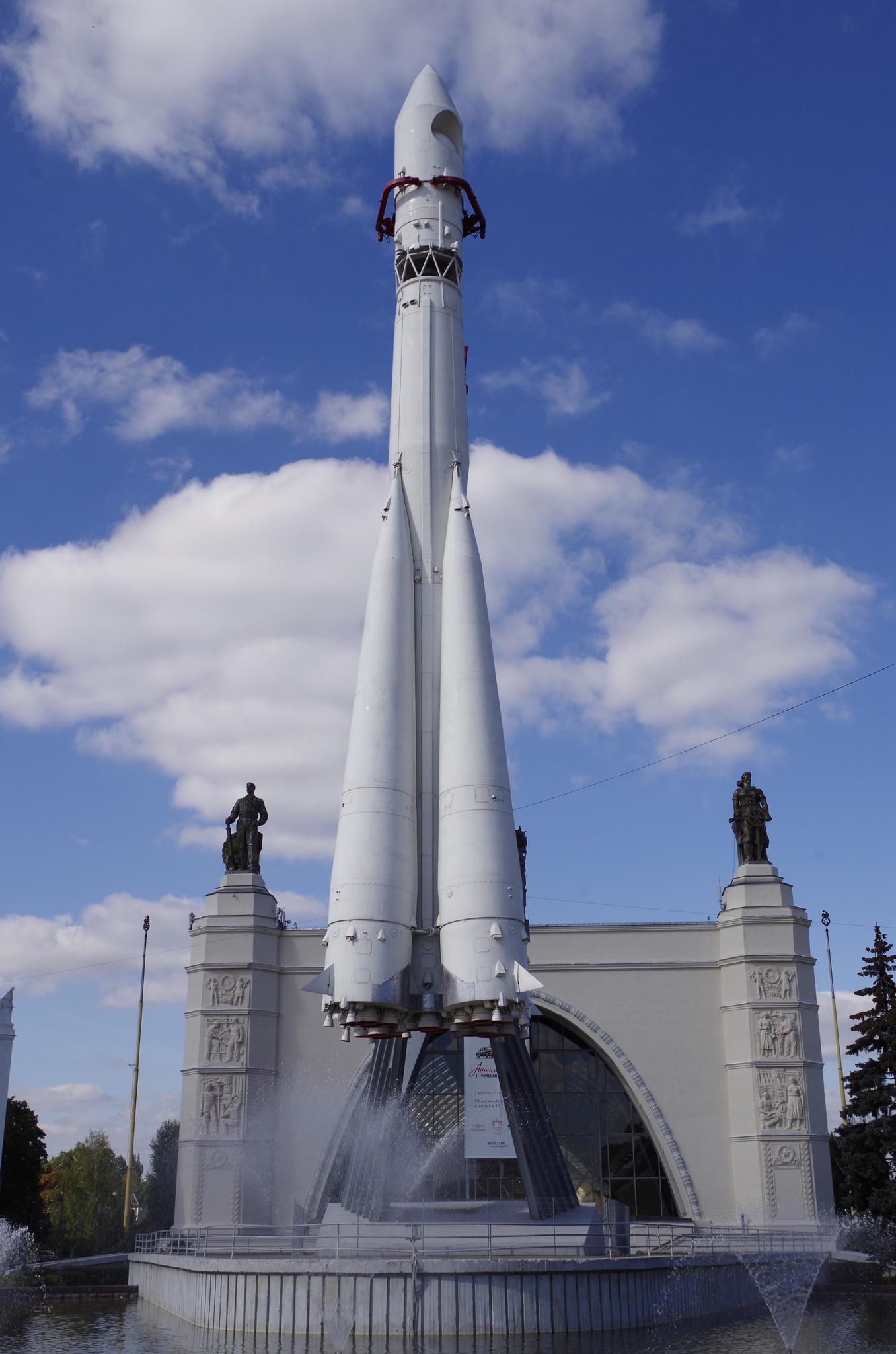 Макет ракеты-носителя «Восток» на ВДНХ