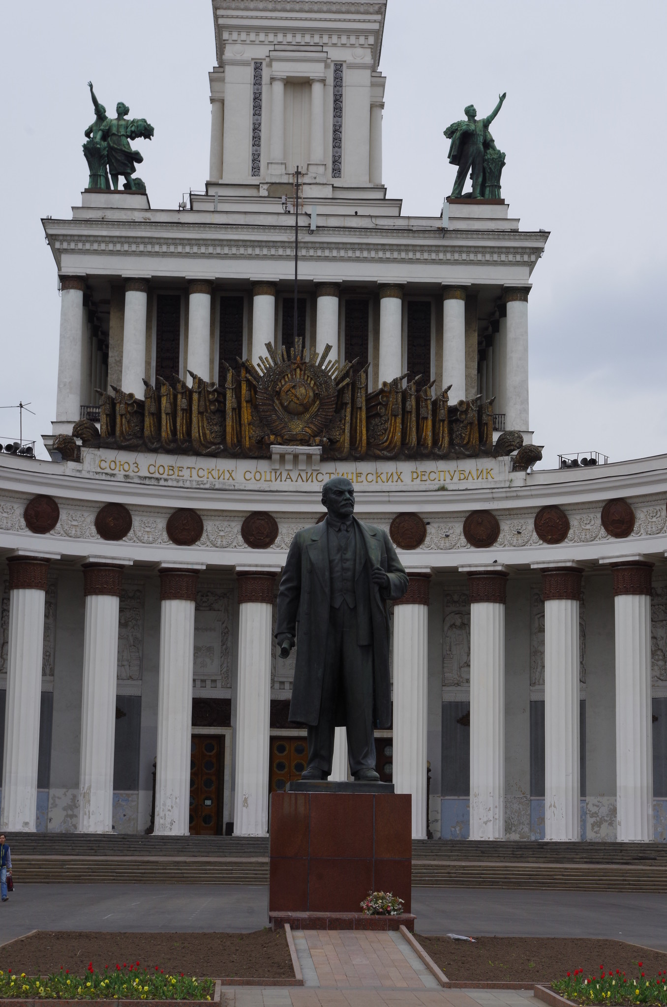 Памятник основателю советского государства В.И. Ленину работы П.П. Яцыно был открыт на ВДНХ в 1954 году
