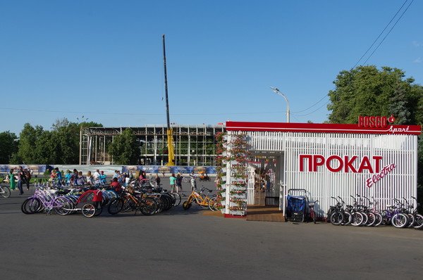У павильона 57 на ВДНХ