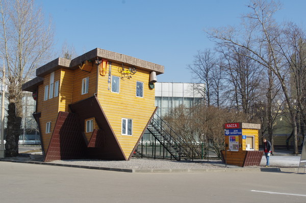 «Дом-перевертыш» на ВДНХ