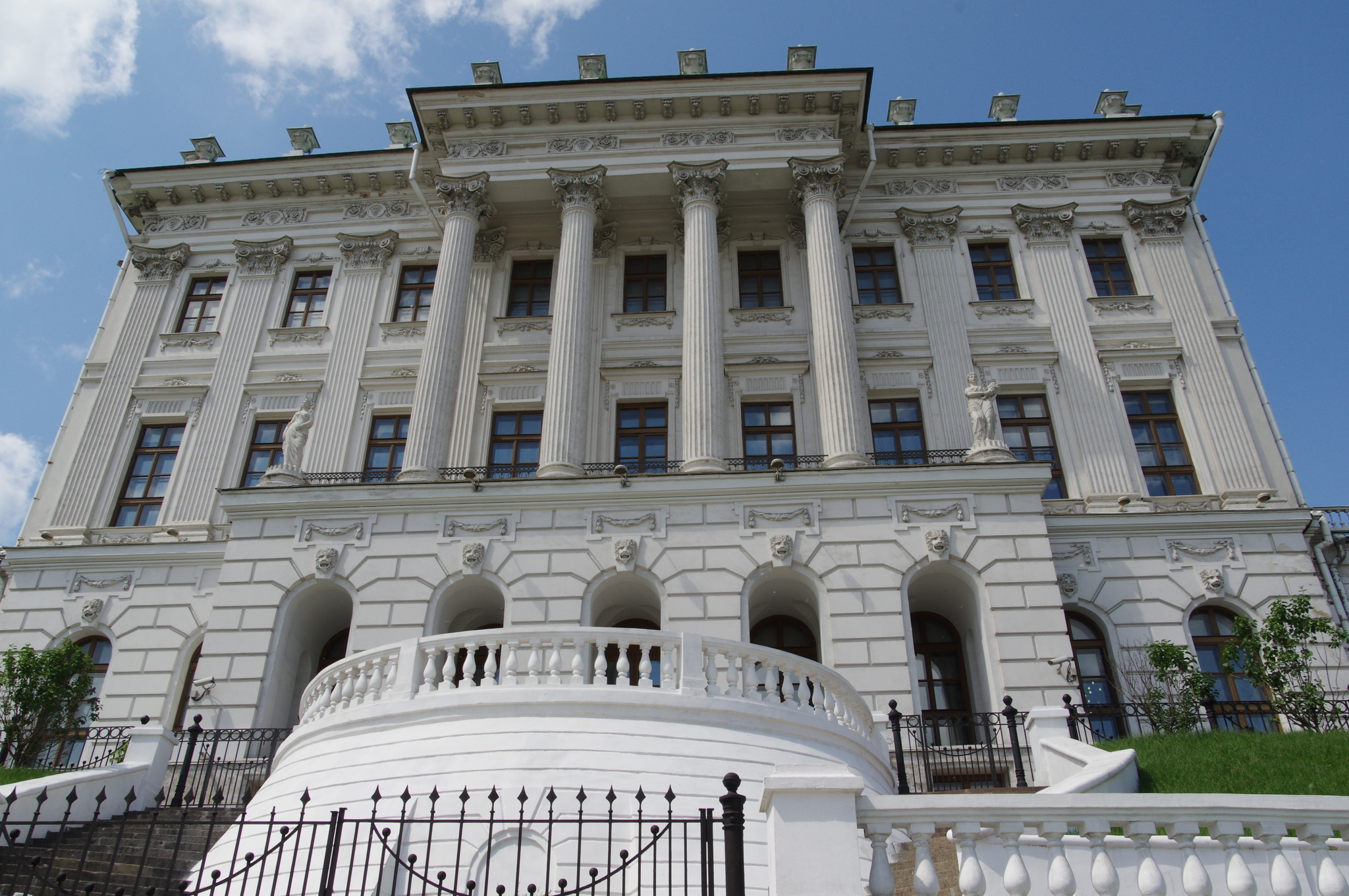 Вид с Моховой на центральный корпус Пашкова дома