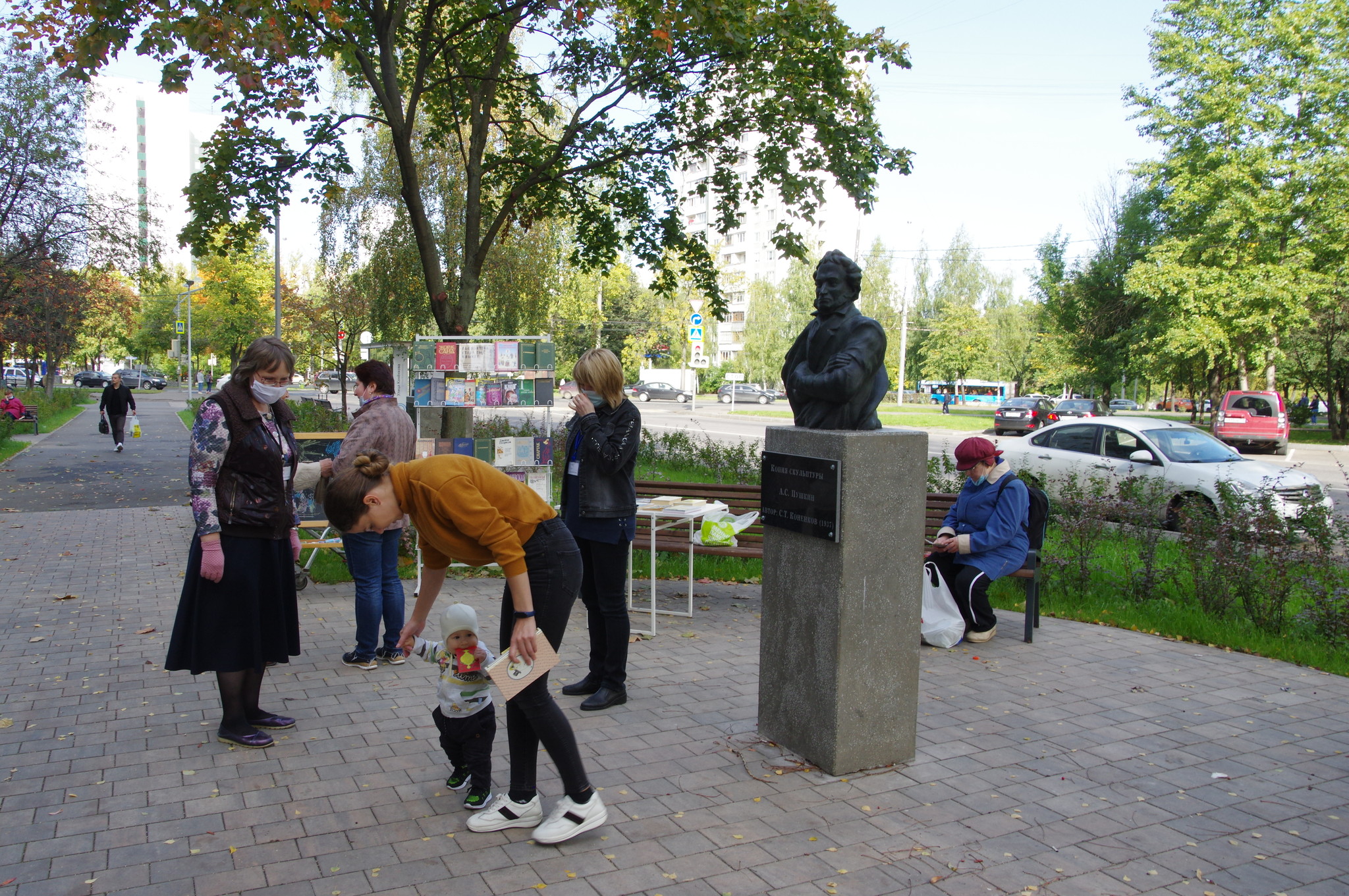 У библиотеки № 52 (улица Конёнкова, дом 23)