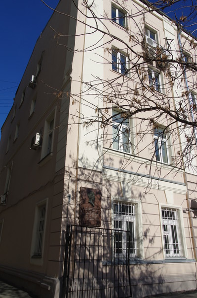 Пречистенский переулок, дом 12. Здесь с весны 1930 по лето 1932 года жил писатель Н.А. Островский, в память которого переулок был переименован в 1937 году