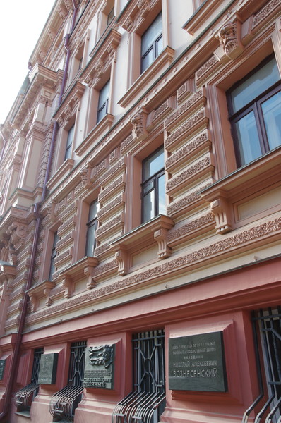 Мемориальная доска на доме (Романов переулок, дом 3), в котором в 1923-1973 годах жил Семён Михайлович Будённый