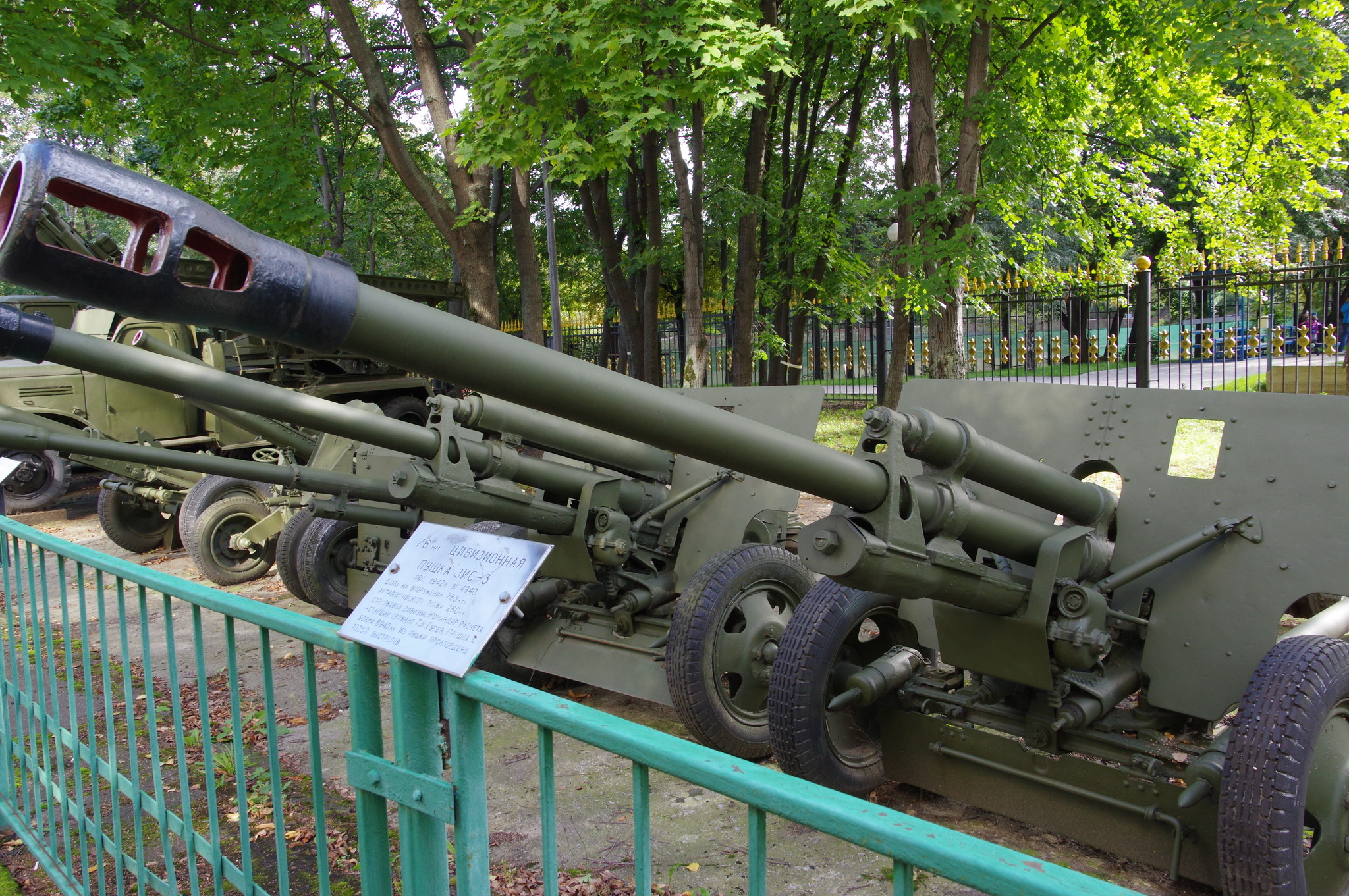 76-мм дивизионная пушка образца 1942 года (ЗИС-3) № 4940 в экспозиции Центрального музея Вооружённых сил Российской Федерации