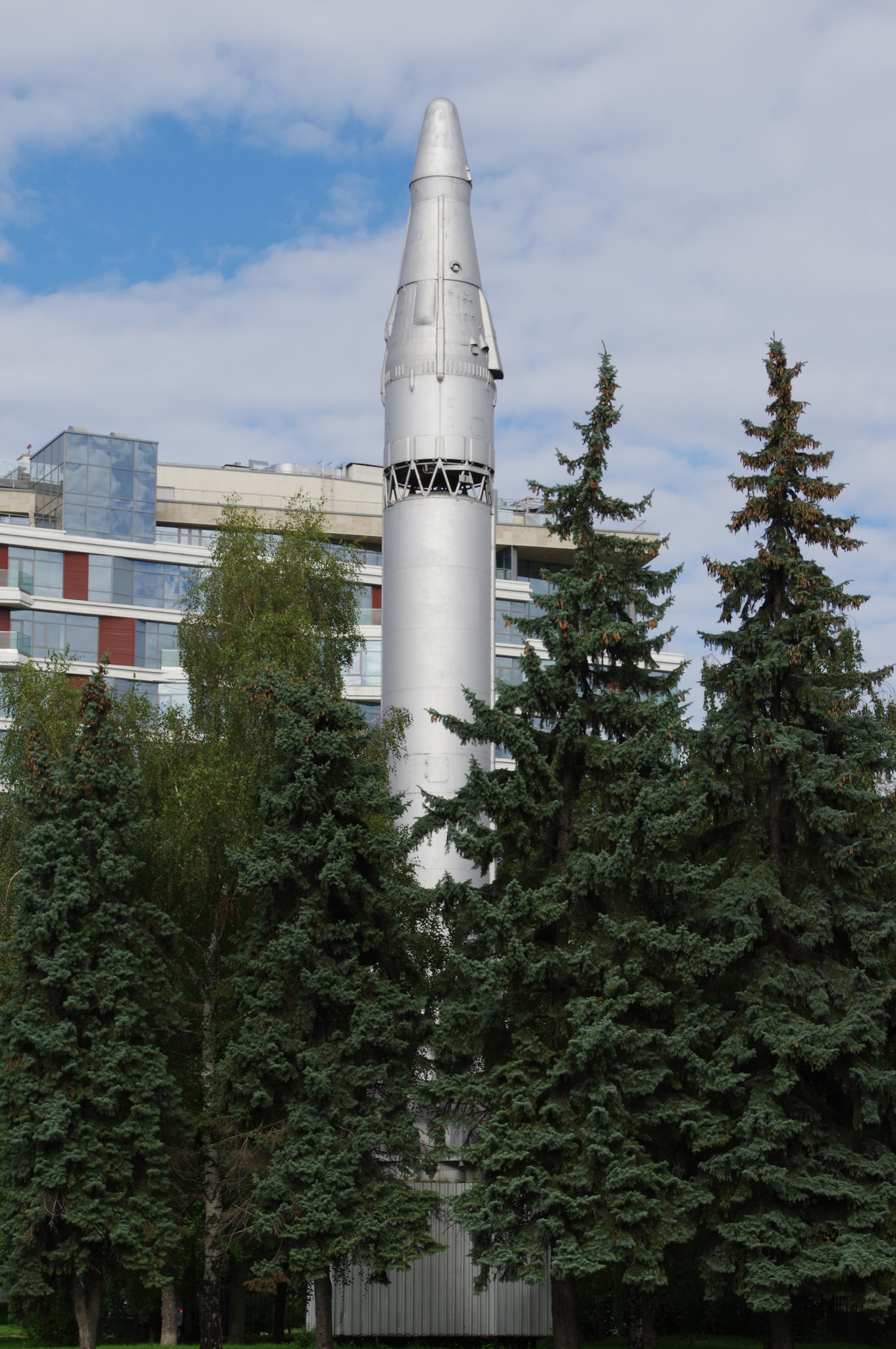 Ракета Р-9А около входа в Центральный музей Вооружённых сил Российской Федерации (улица Советской Армии, 2)