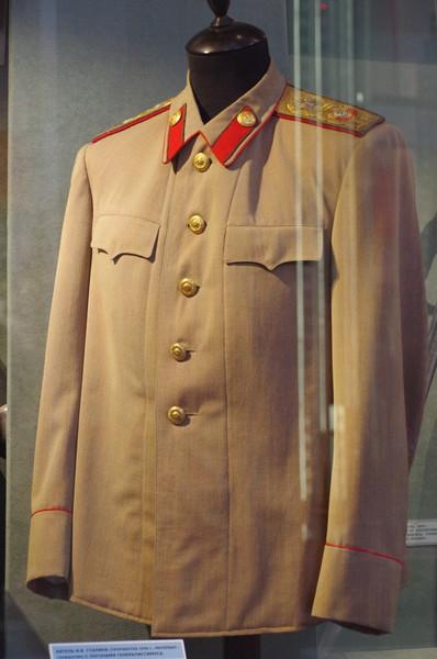 Китель Иосифа Виссарионовича Сталина (проработка 1945 года, материал — сержантин) с погонами генералиссимуса в экспозиции Центрального музея Вооружённых сил Российской Федерации