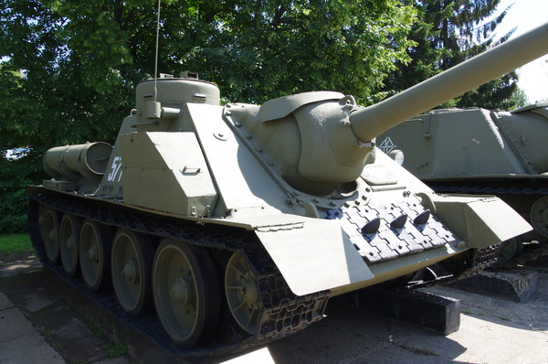 Самоходная артиллерийская установка СУ-100 в экспозиции Центрального музея Вооружённых сил Российской Федерации