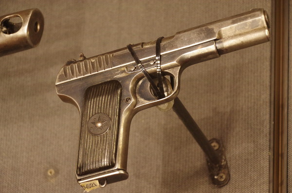 7,62-мм самозарядный пистолет системы Токарева образца 1933 г. (ТТ - Тула, Токарев). Центральный музей Вооружённых сил Российской Федерации