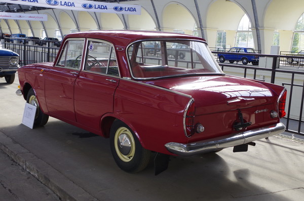 Легковой автомобиль «Москвич-408». Улучшенная четырёхфарная комплектация