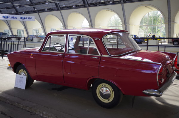 Легковой автомобиль «Москвич-408». Улучшенная четырёхфарная комплектация