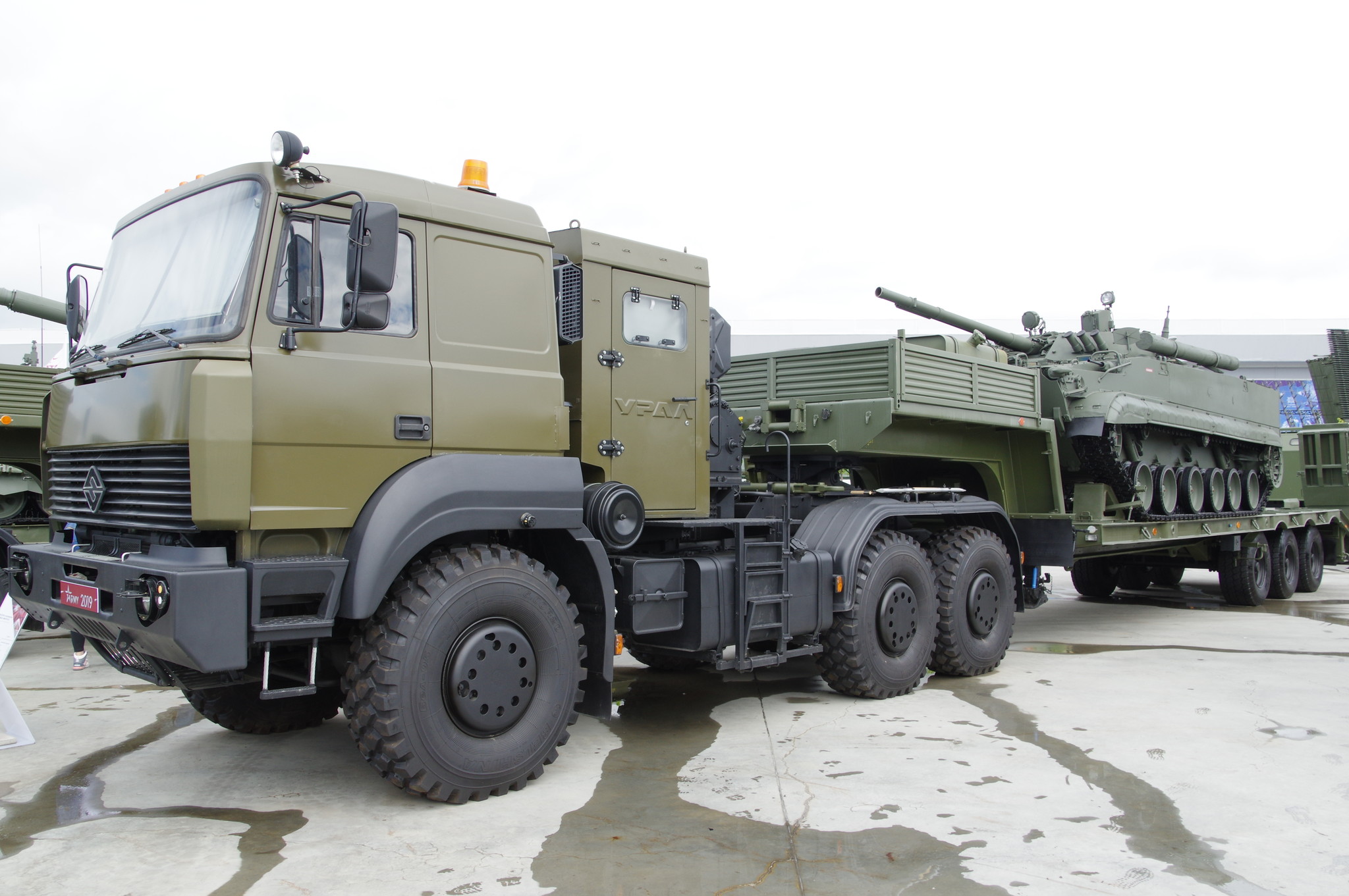 Боевая машина пехоты БМП-3 перевозимая на автомобиле УРАЛ-63704 с полуприцепом ЧМЗАП-9990 0073-03