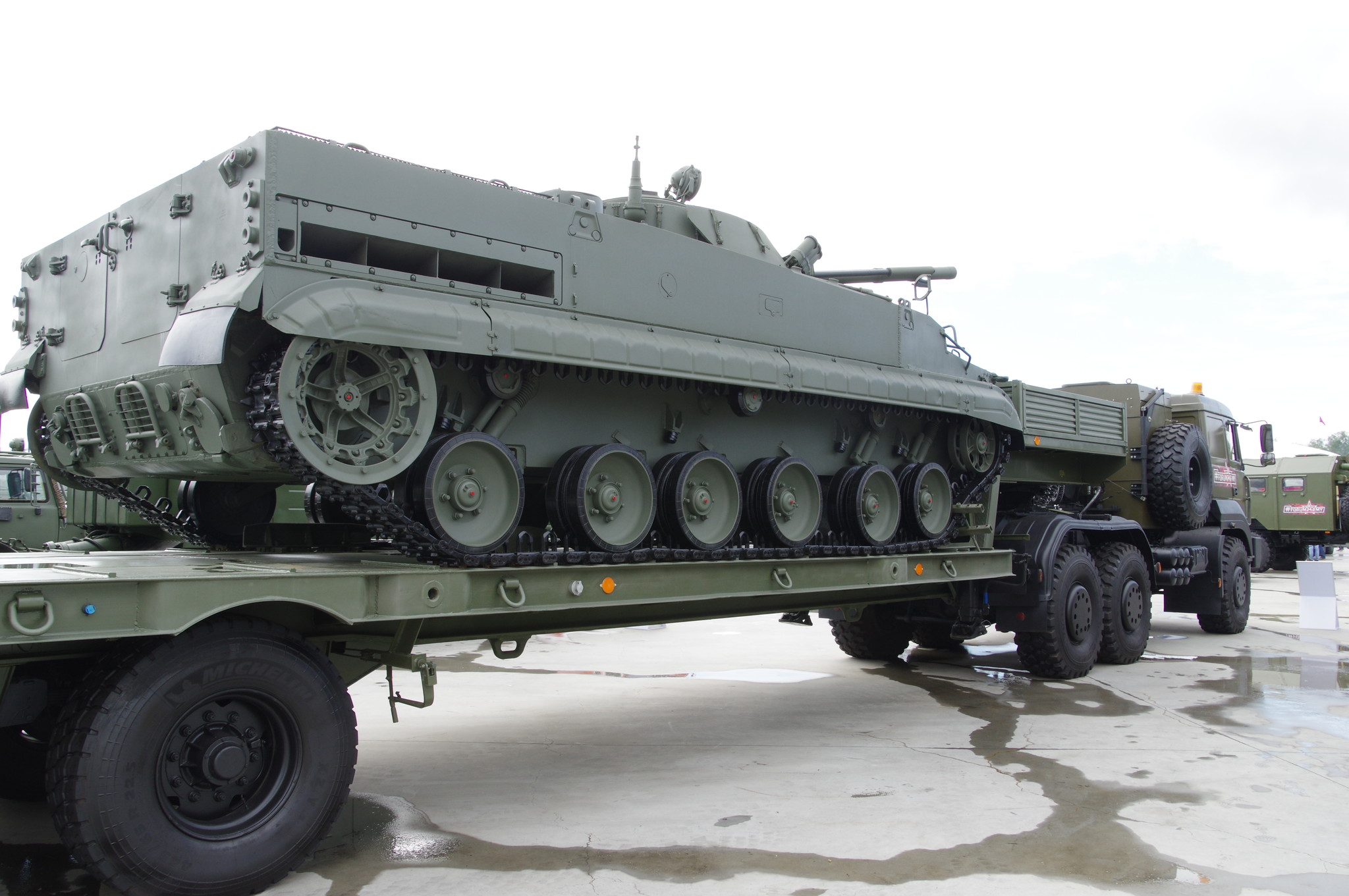 Боевая машина пехоты БМП-3 перевозимая на автомобиле УРАЛ-63704 с полуприцепом ЧМЗАП-9990 0073-03