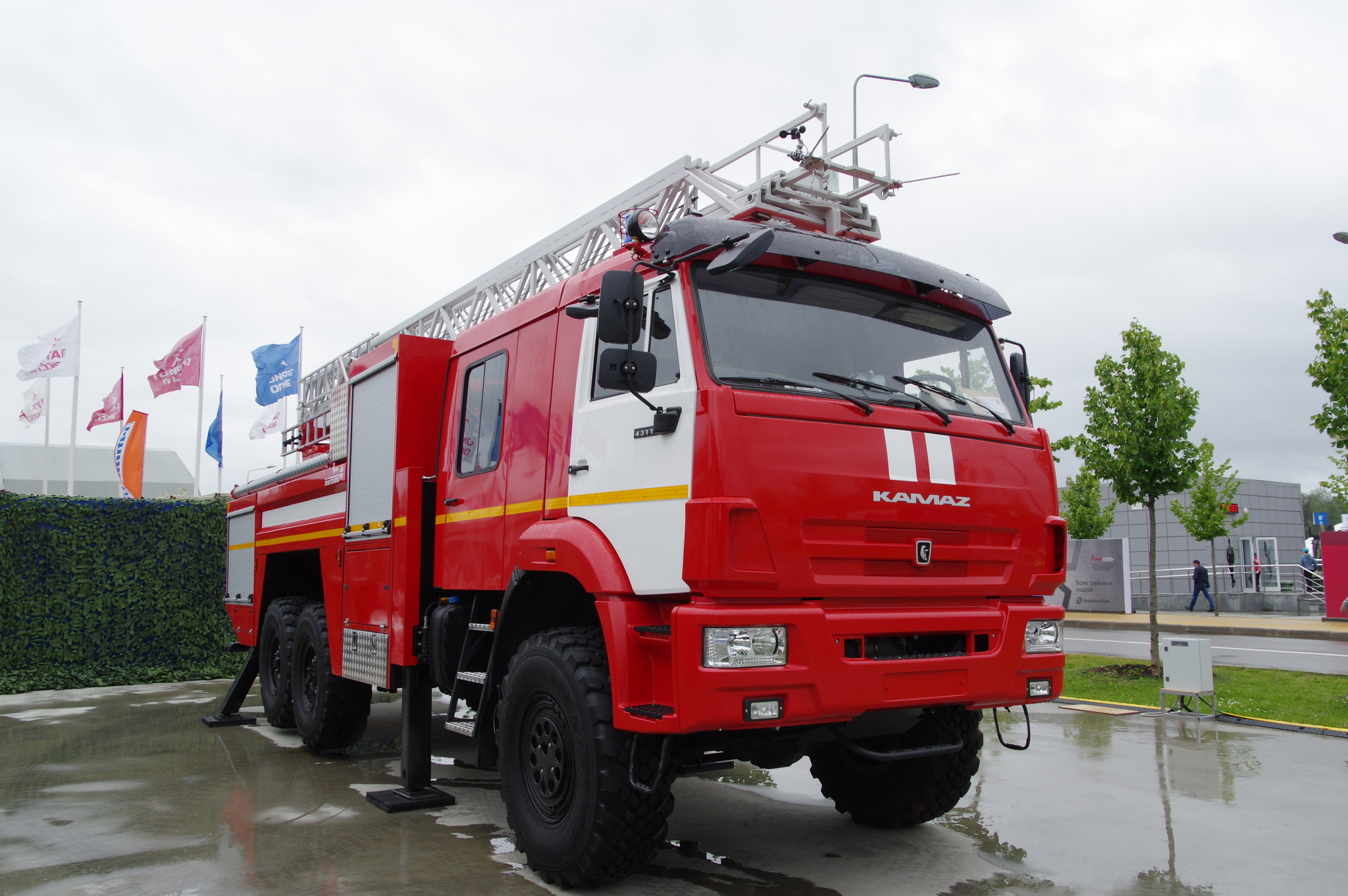 Автоцистерна пожарная с лестницей АЦЛ 4,0-40/30 (43118). Базовое шасси КАМАЗ-43118 (6х6)
