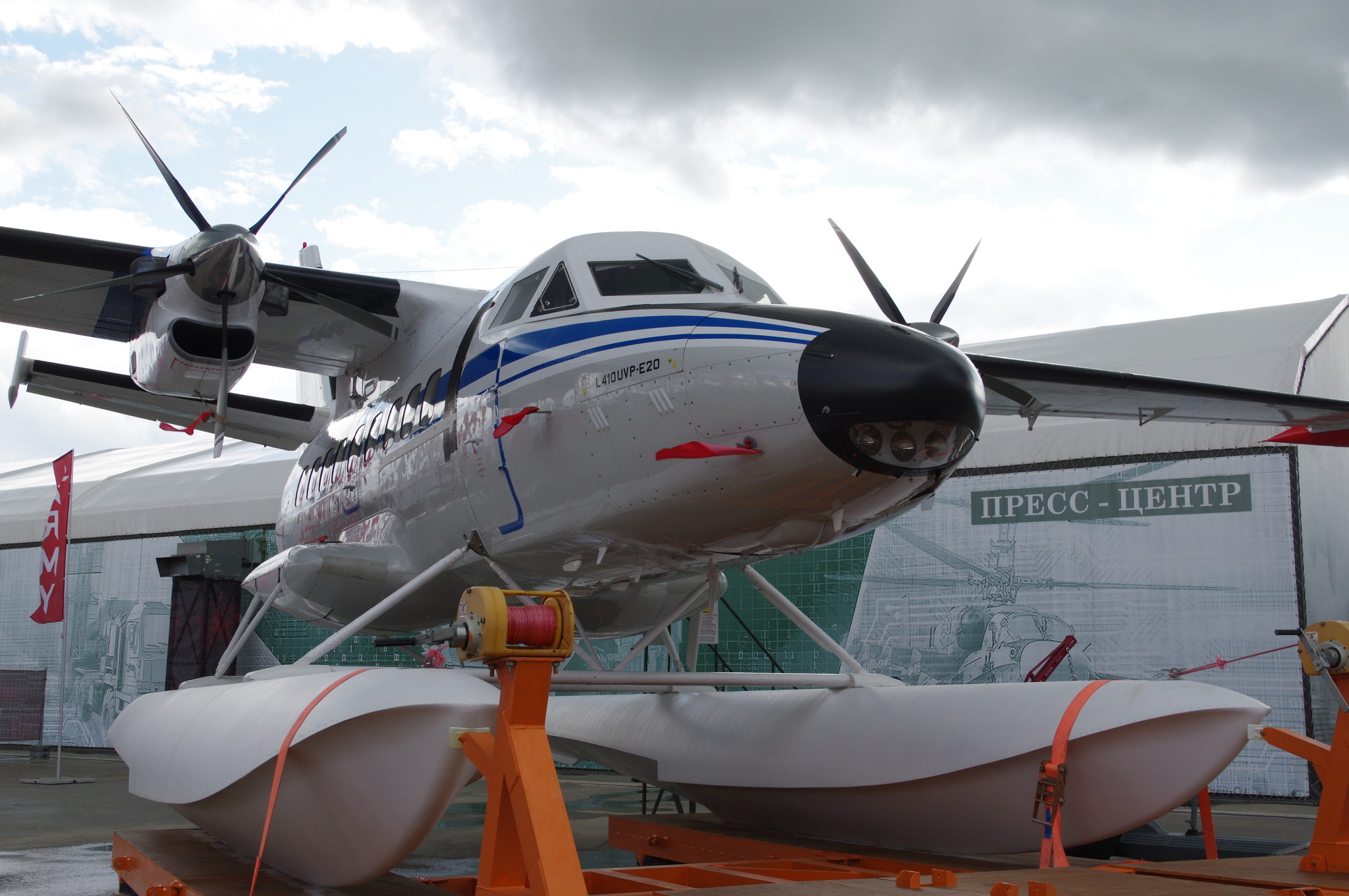 Лёгкий многоцелевой самолёт L-410 UVP-E20, оснащённый поплавковым шасси
