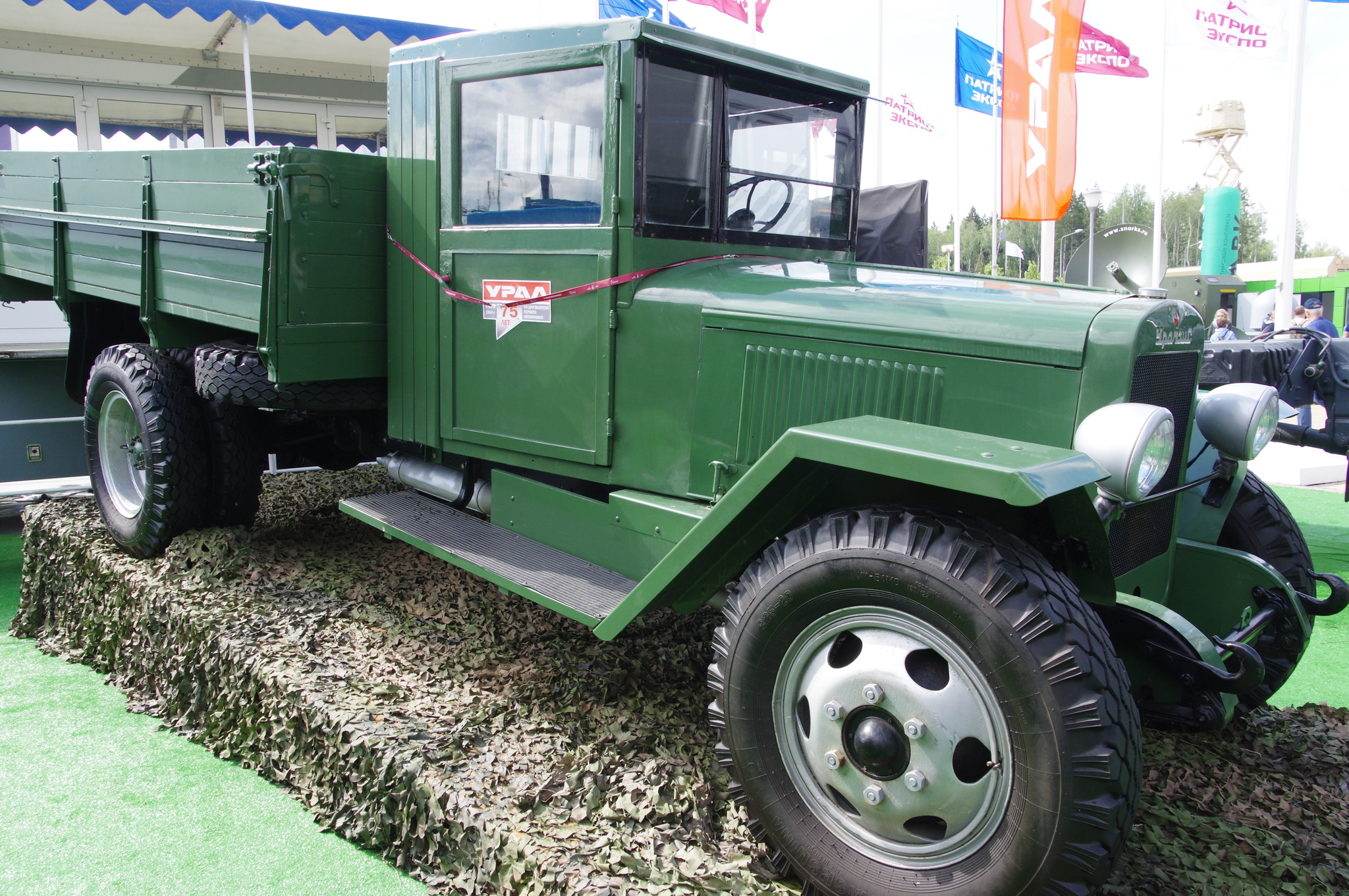 Грузовой автомобиль ЗИС-5В производства УралЗИС. Завод расположен в городе Миассе Челябинской области