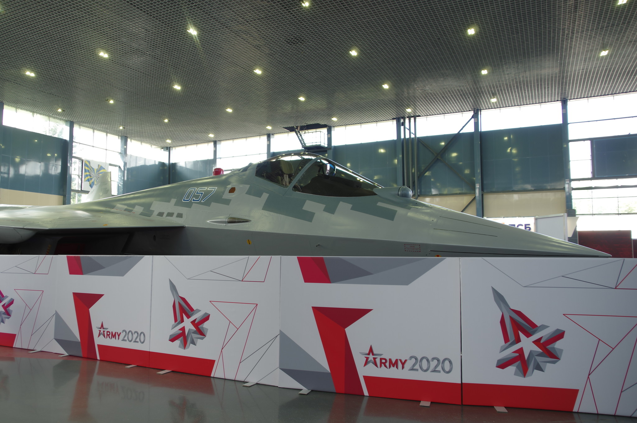 Многофункциональный истребитель пятого поколения Су-57