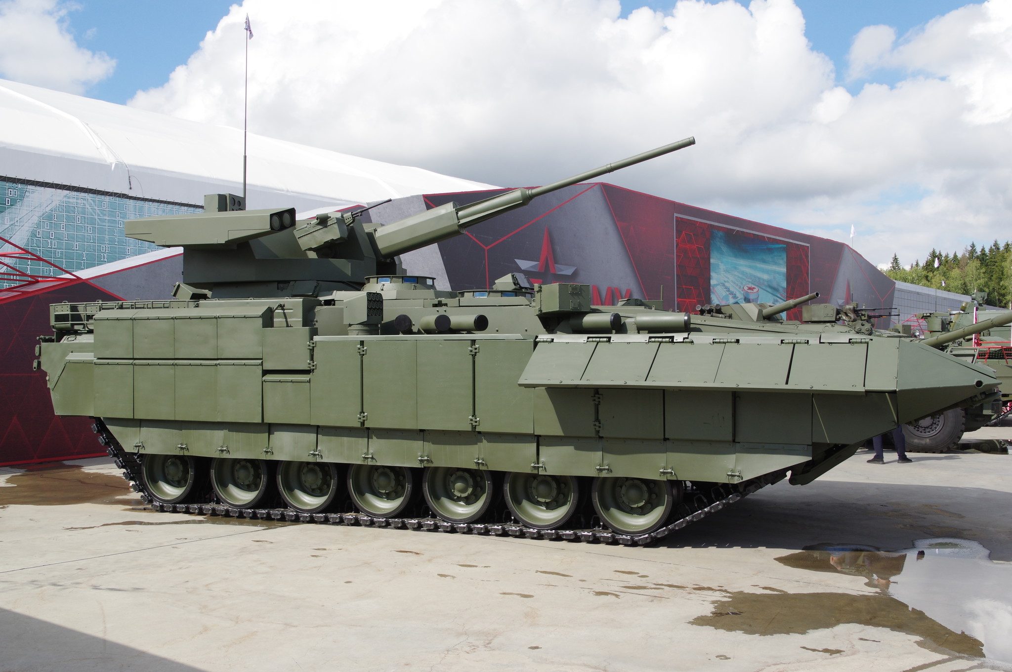 Боевая машина пехоты «Армата» Т-15 с боевым модулем «Кинжал»