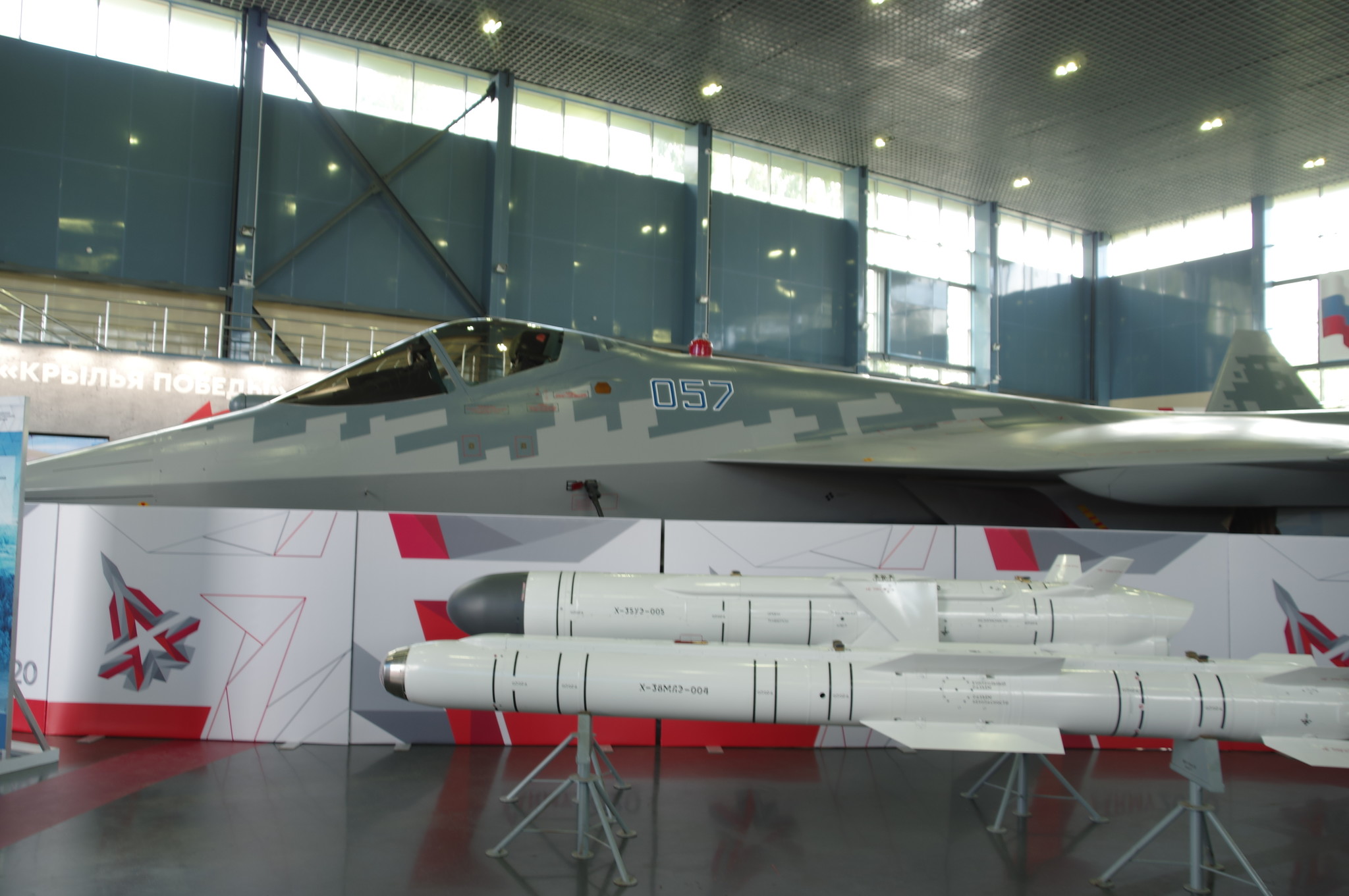 Многофункциональный истребитель пятого поколения Су-57