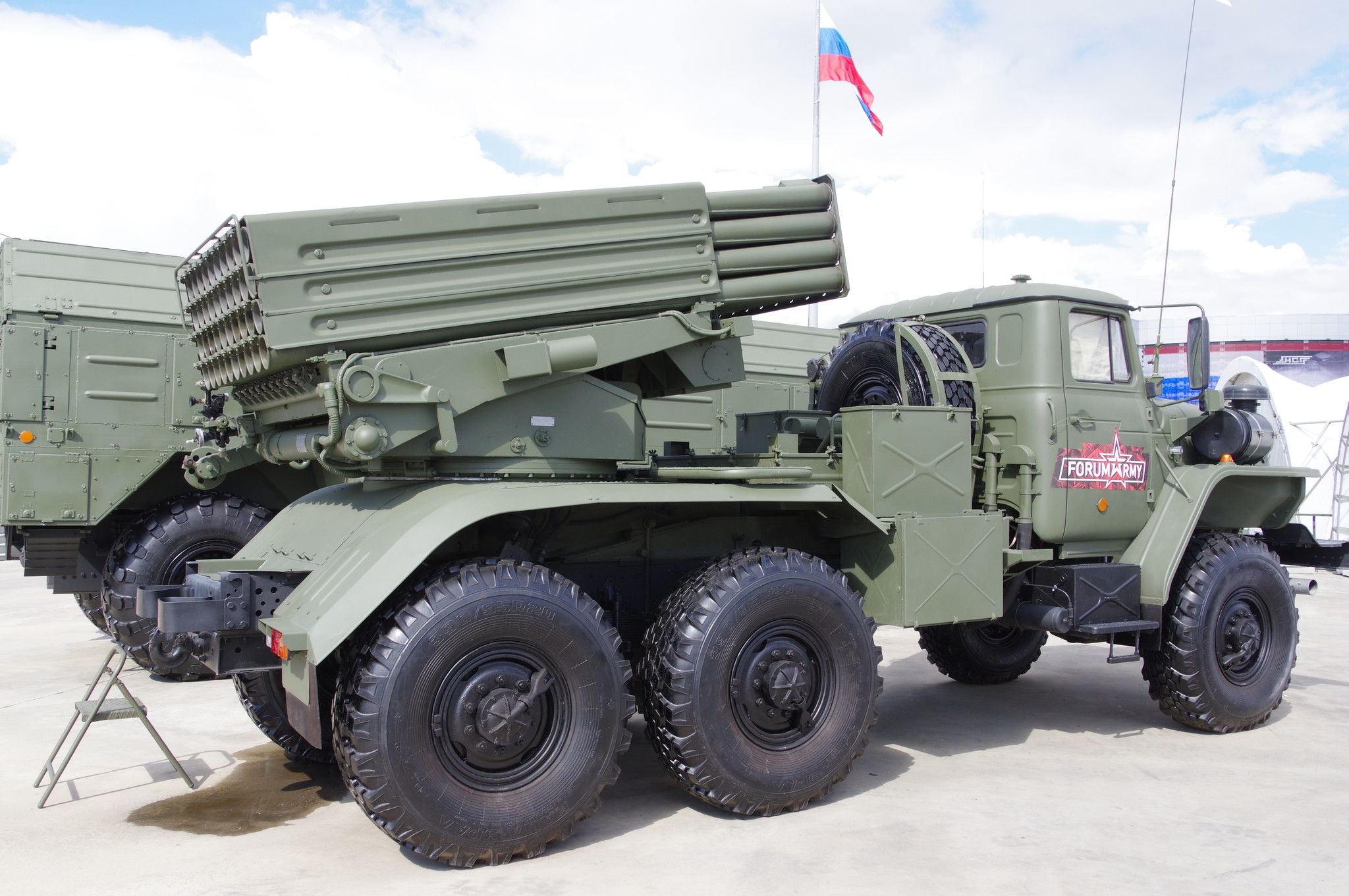 Боевая машина реактивной системы залпового огня 2Б17М «Торнадо-Г»