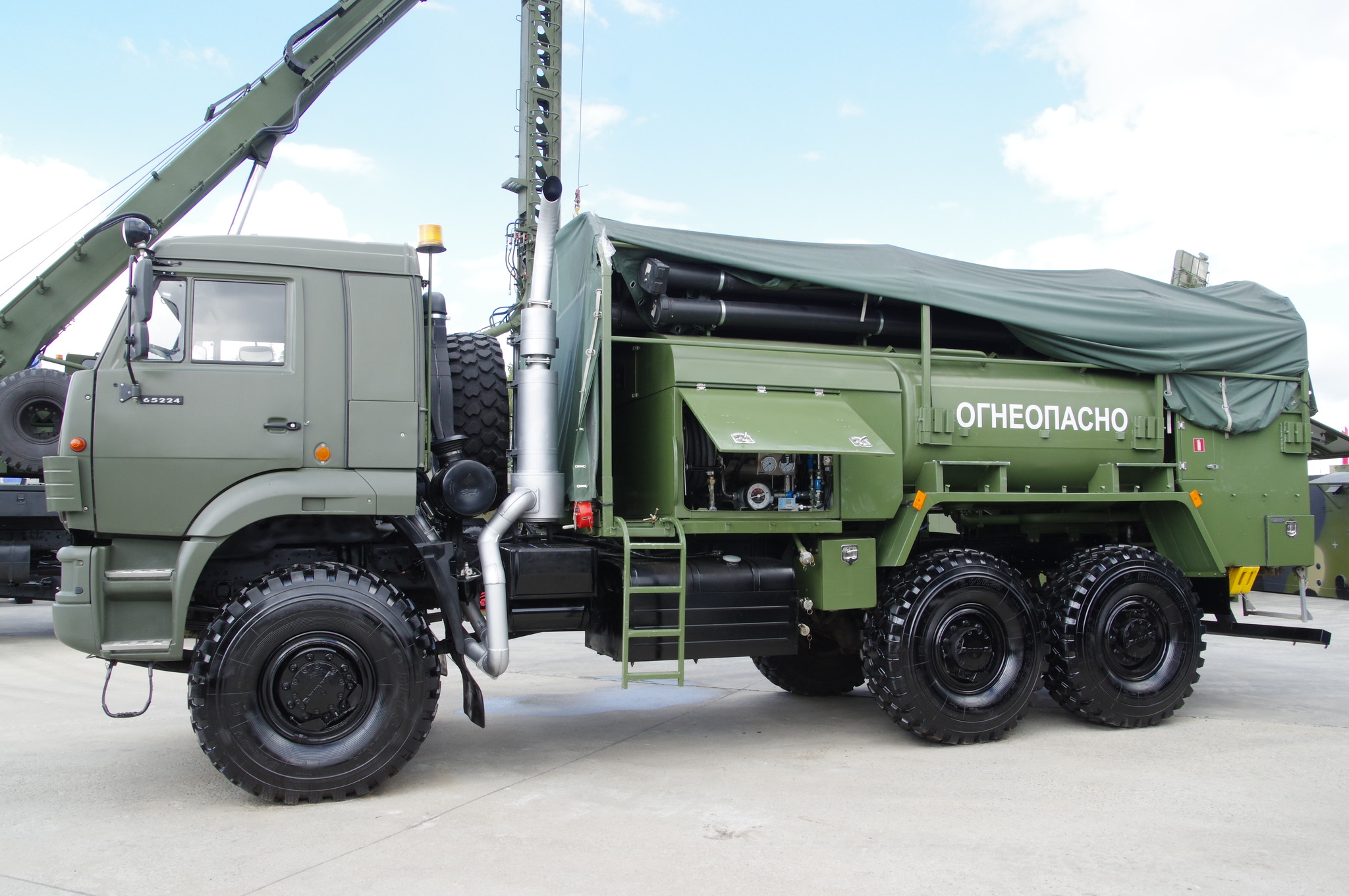 Автотопливомаслозаправщик АТМЗ-7-65224