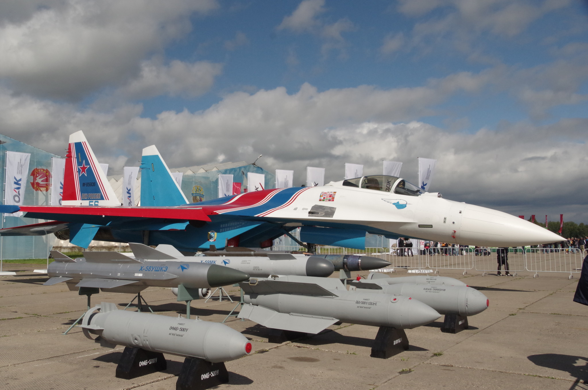 Одноместный сверхманевренный многофункциональный истребитель Су-35
