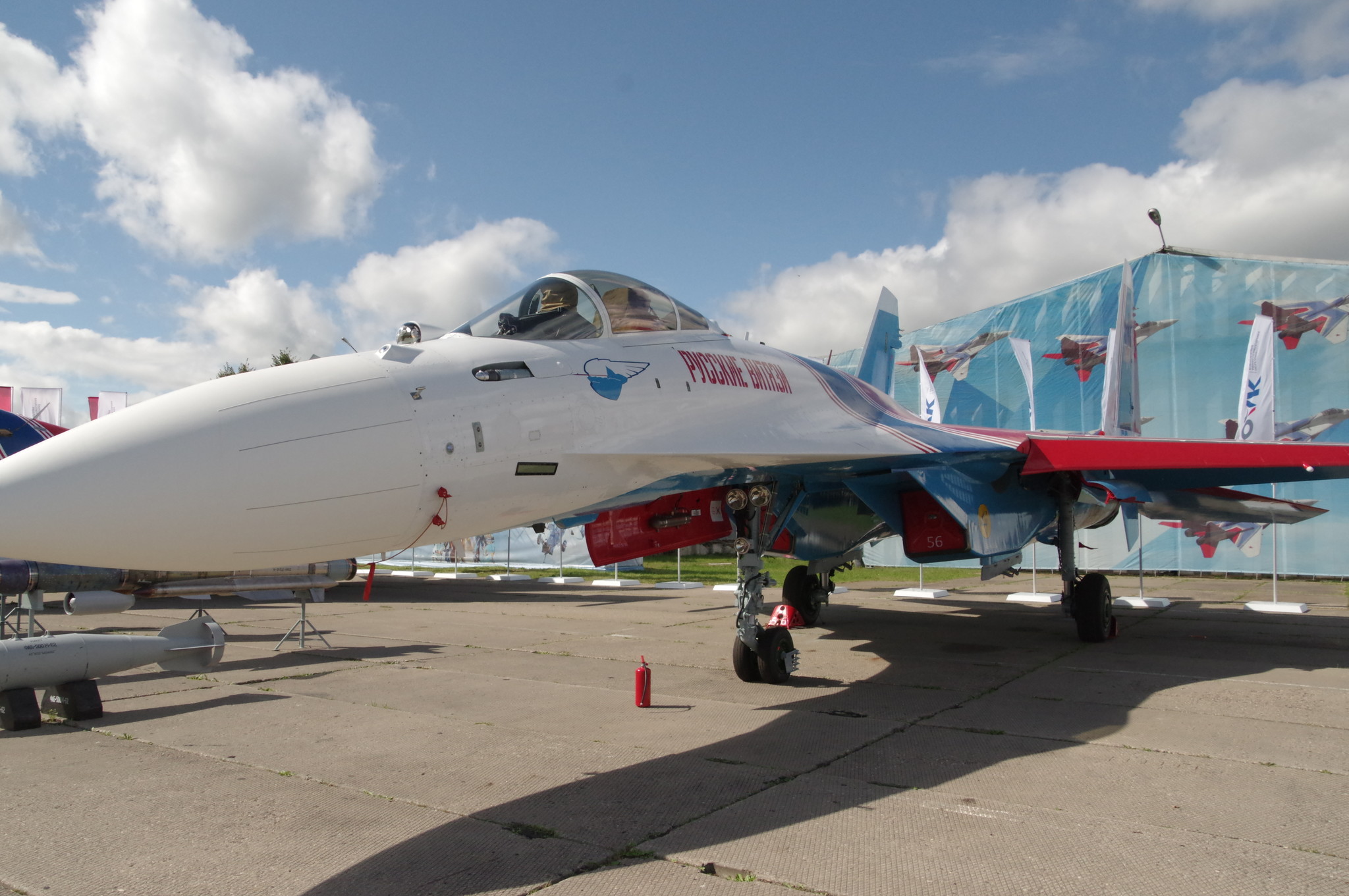 Одноместный сверхманевренный многофункциональный истребитель Су-35