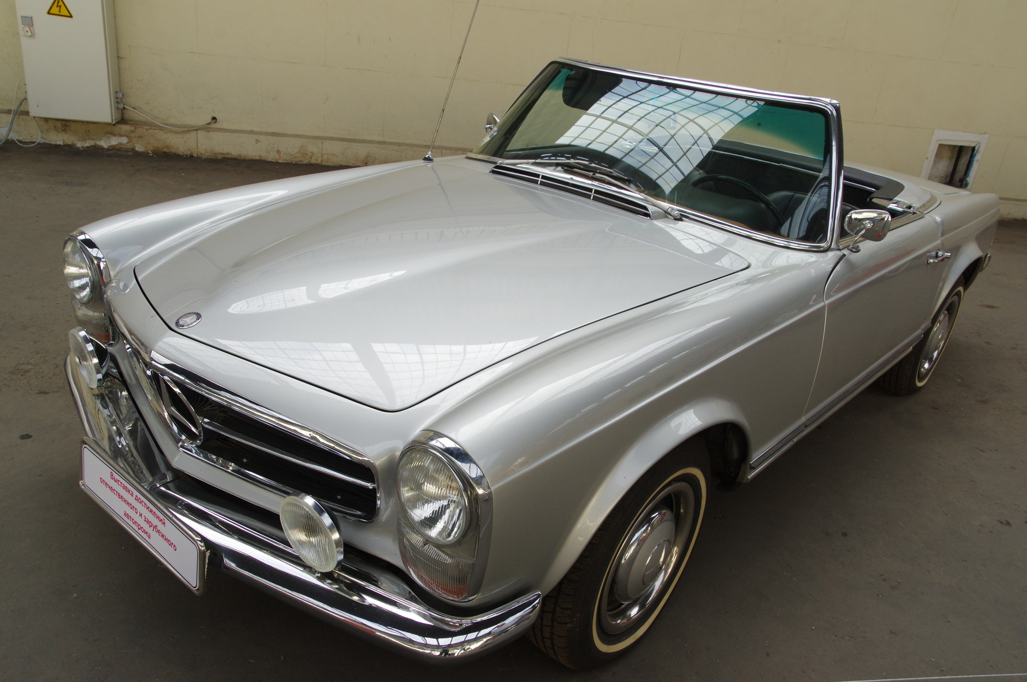 Автомобиль Mercedes-Benz 230 SL