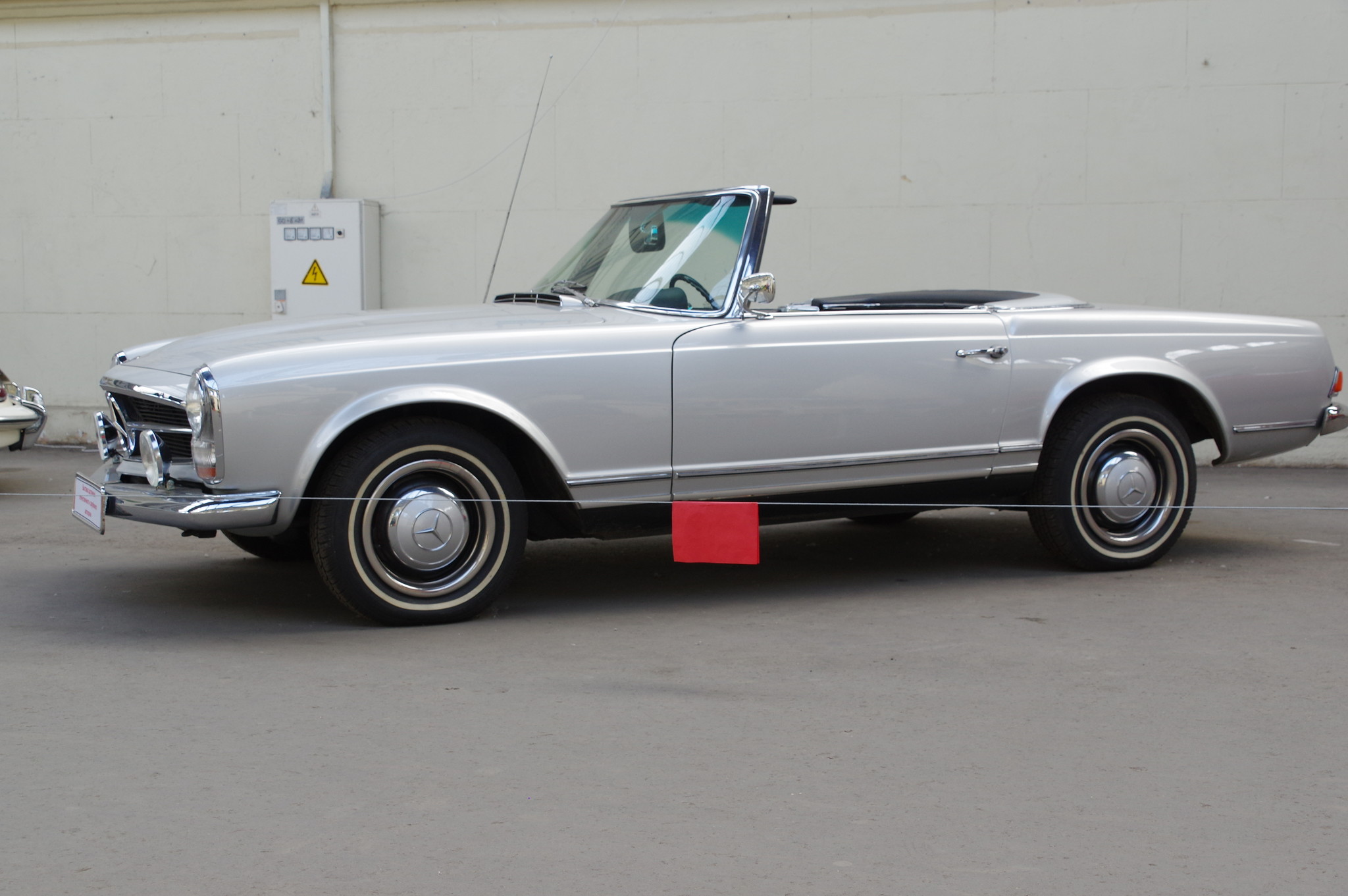 Автомобиль Mercedes-Benz 230 SL