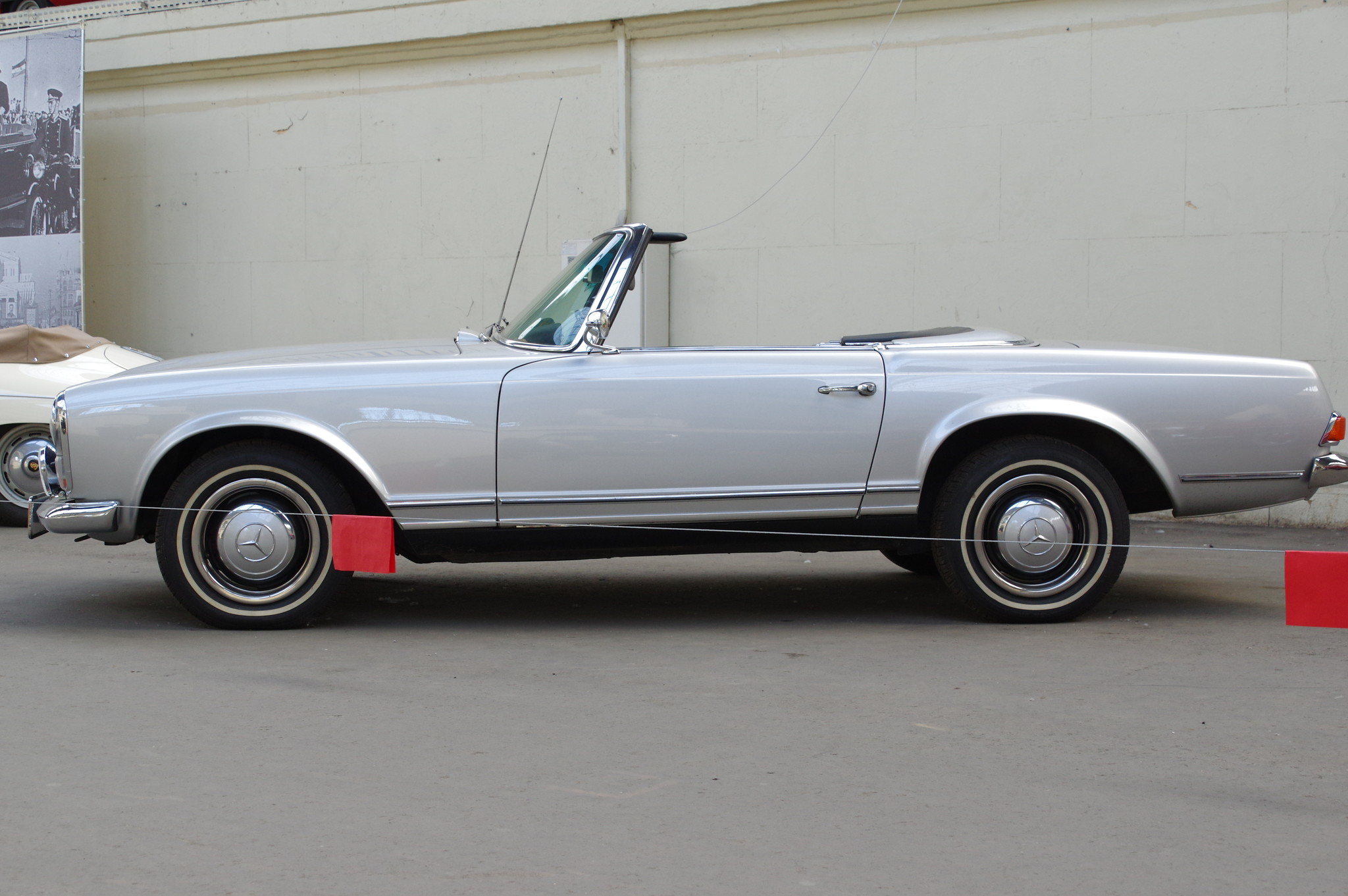 Автомобиль Mercedes-Benz 230 SL