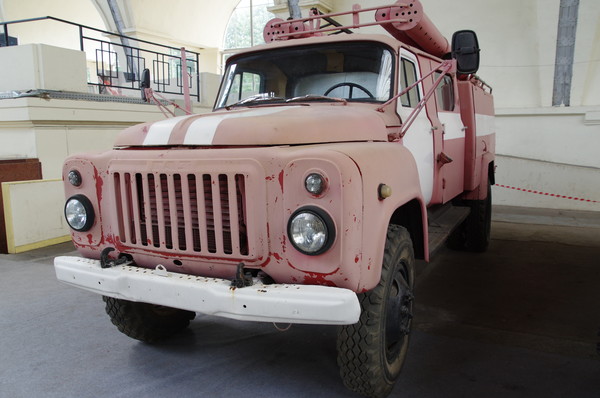 Автомобиль ГАЗ-53 с автолестницей АЛ-18 и с автоцистернами