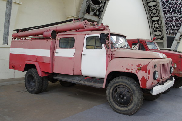 Автомобиль ГАЗ-53 с автолестницей АЛ-18 и с автоцистернами