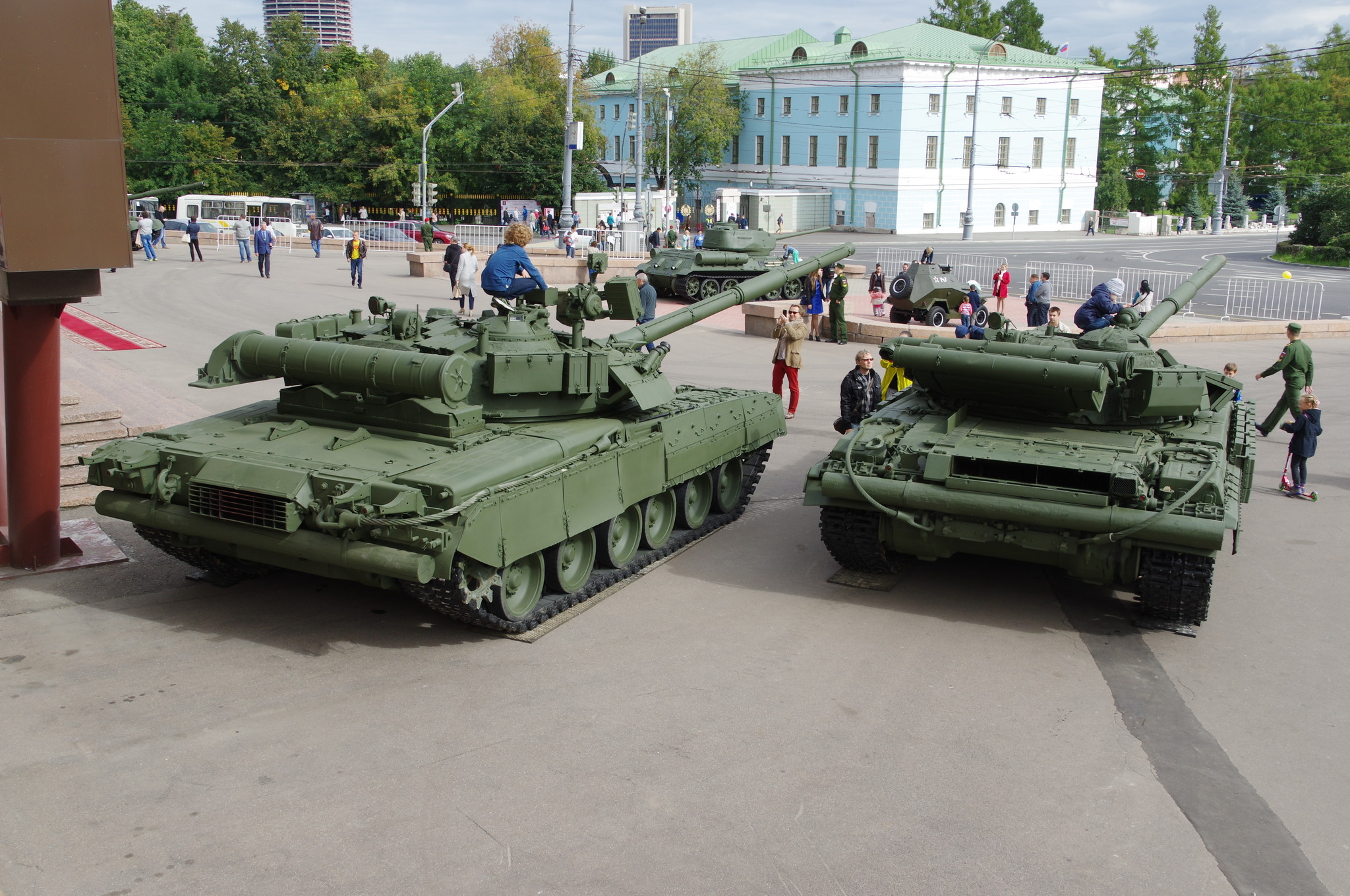 Основные боевые танки Т-80 и Т-64