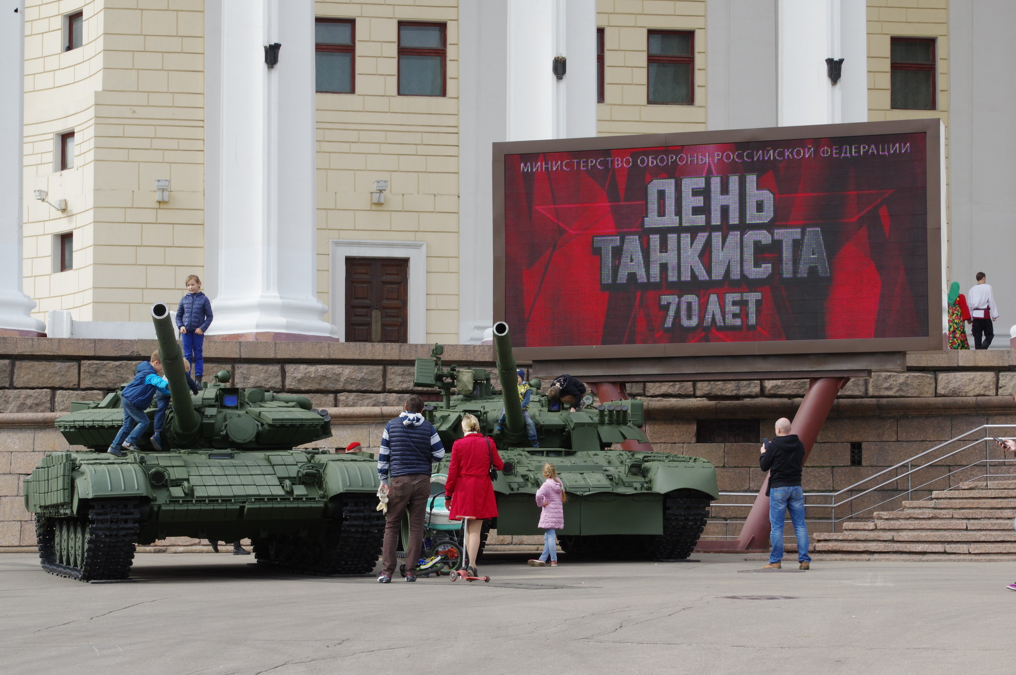 Основные боевые танки Т-64 и Т-80