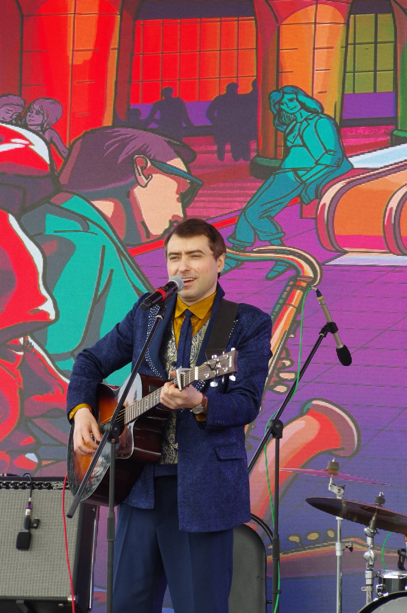 Павел Пикалов выступает на сцене у главного входа ВДНХ