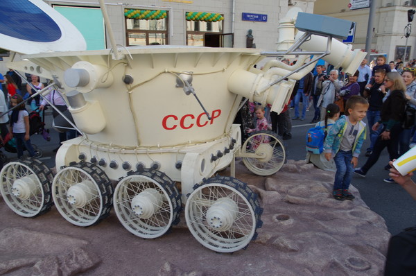Макет лунохода на Тверской улице