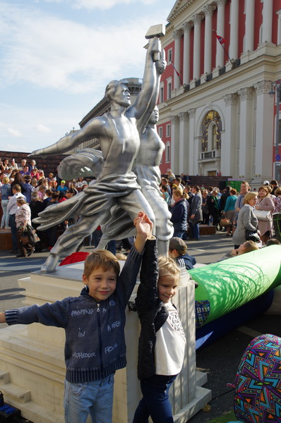 На тематической площадке «Москва строит» на Тверской улице представлены модели главных архитектурных достопримечательностей города